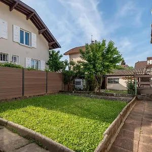 Maison De Meublée Idéalement Située Avec 3 Chambres Parking&jardin Annecy